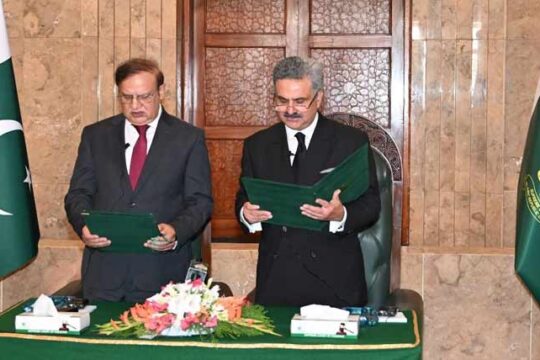 پاکستان آڈٹ اینڈ اکاؤنٹس سروس گروپ گریڈ بائیس کے افسر مقبول احمد گوندل نے آڈیٹر جنرل آف پاکستان کے عہدے کا حلف اٹھا لیا، حلف برداری کی تقریب سپریم کورٹ میں ہوئی۔چیف جسٹس پاکستان جسٹس یحیی آفریدی نے حلف لیا