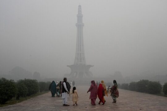 لاہور میں سموگ کے خلاف کریک ڈاؤن 2025: گاڑیوں اور انڈسٹری پر سخت اقدامات