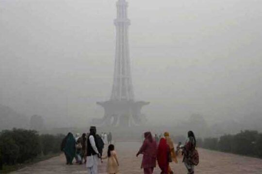 پنجاب میں سموگ شدت اختیار کر گئی، فضا انتہائی مضرِ صحت