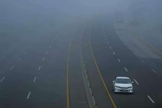 پنجاب میں شدید دھند کے باعث موٹرویز کے متعدد سیکشنز بند، پولیس کی غیر ضروری سفر سے گریز کی ہدایت
