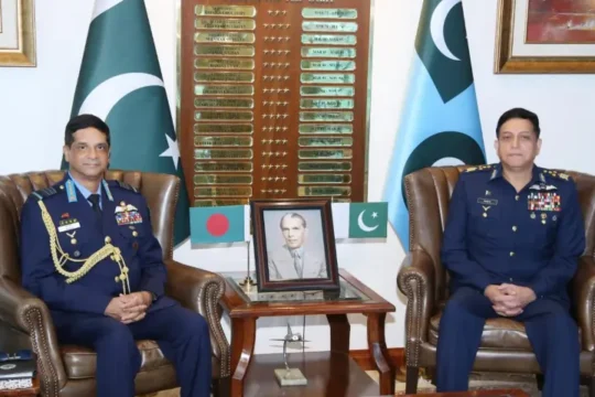 دفاعی سفارت کاری: بنگلادیشی ایئر چیف کا دورہ پاکستان، جے ایف 17 تھنڈر کی خریداری پر پیشرفت
